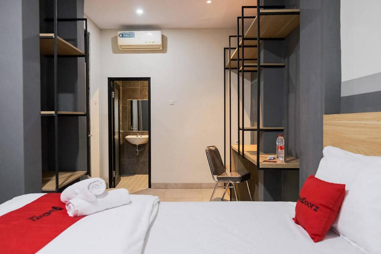 Reddoorz Plus Near Taman Anggrek Mall Jakarta Exteriör bild